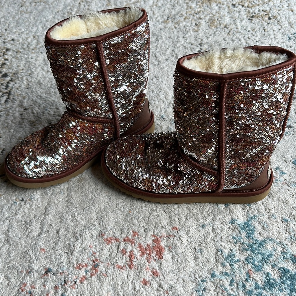 UGG australia glitter sequins short shearling boots 🥾 size 6 US
